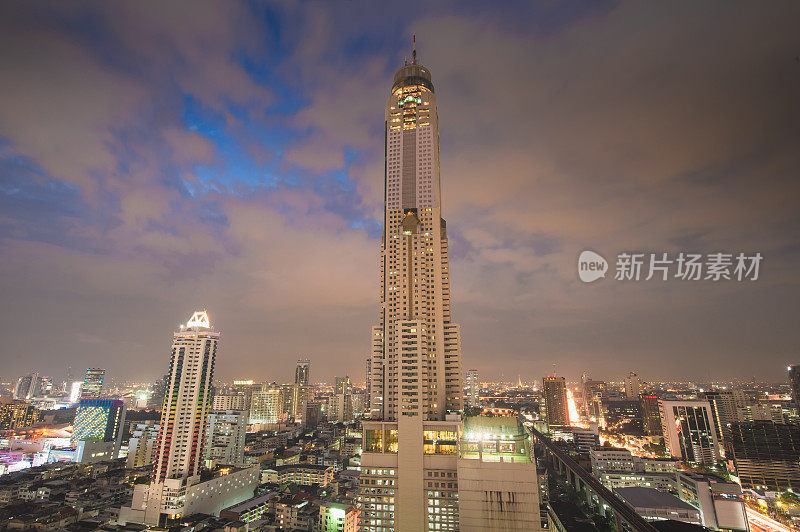 全景城市景观商业区(baiyok, Ratchaprarop, patunam曼谷，泰国)鸟瞰高层建筑在黄昏